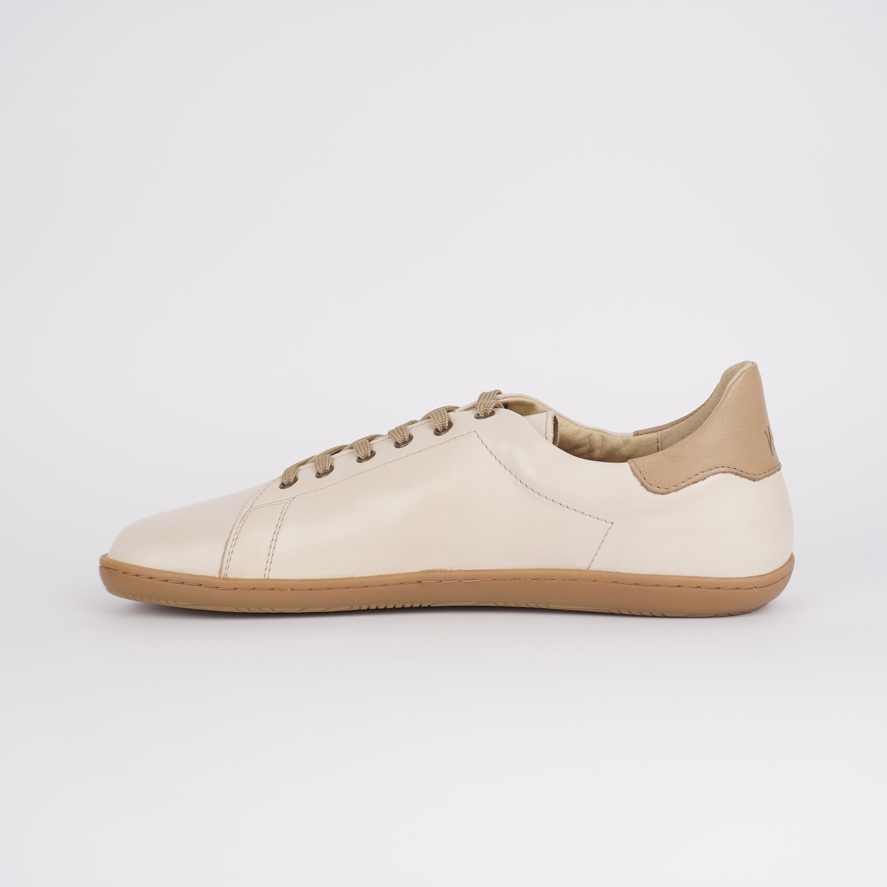 beiger Barfußsneaker aus Glattleder, Seitenansicht