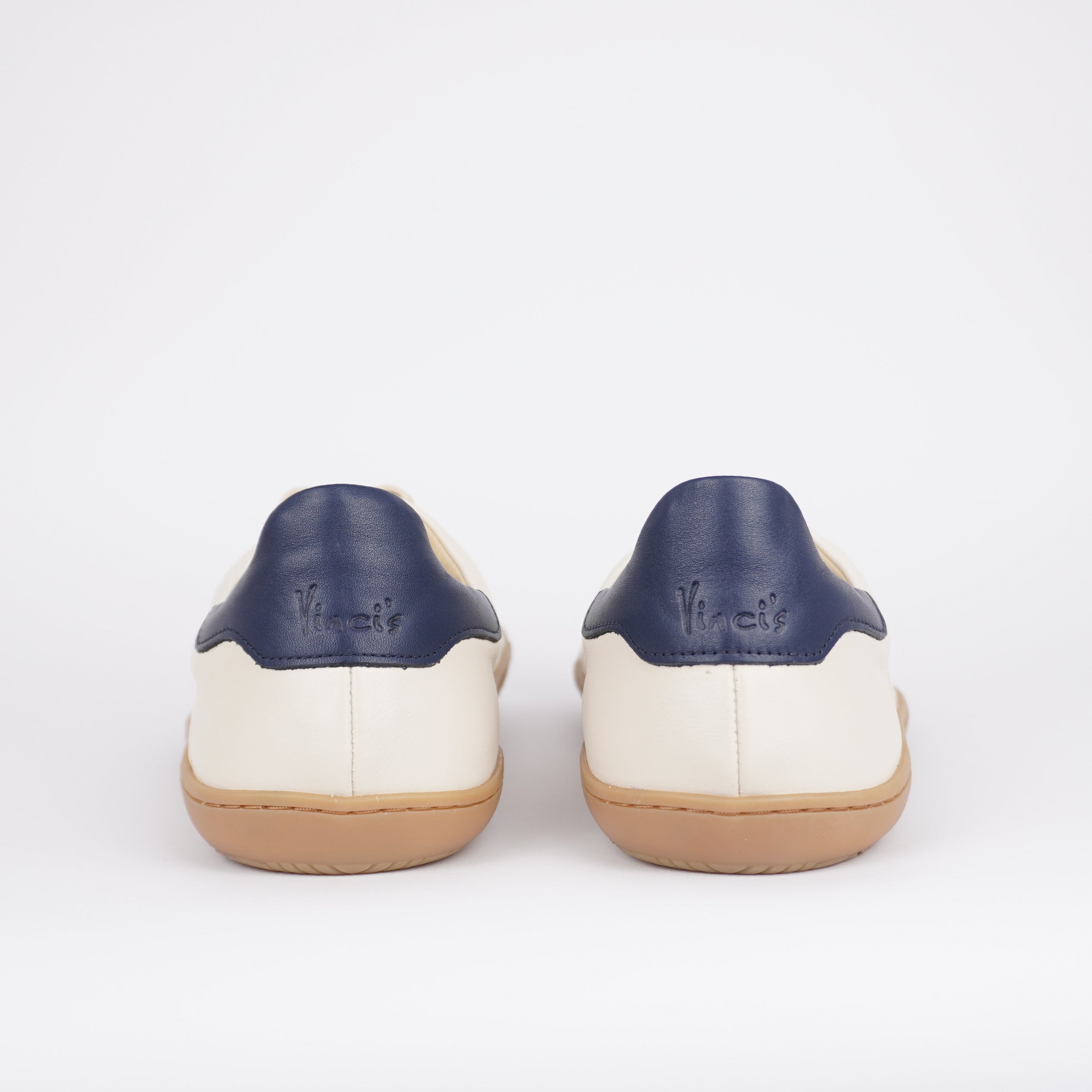 Herren Barfußsneaker aus Glattleder creme mit blauer Fersenkappe, Ansicht mit Logo von hinten
