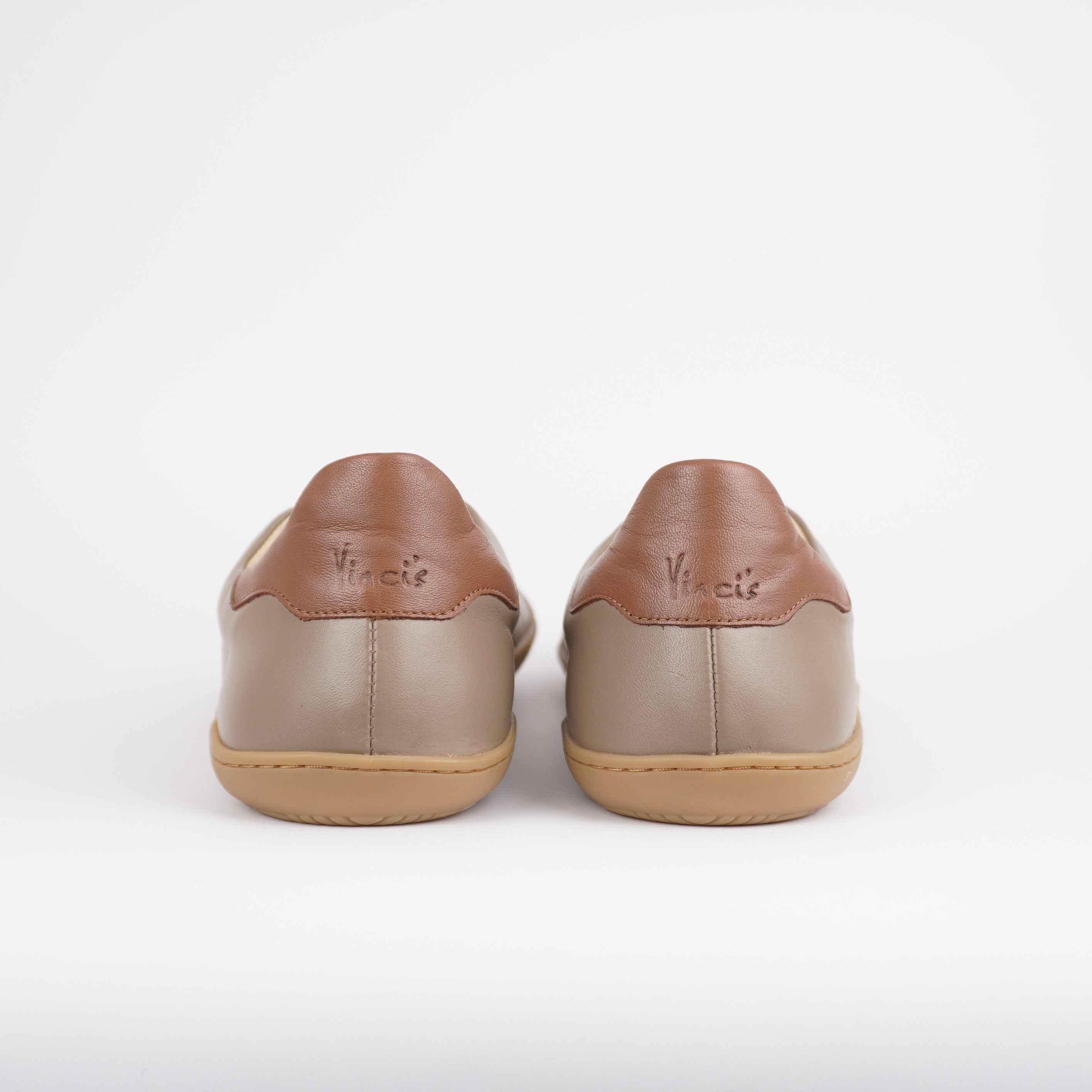 brauner Herren Barfußsneaker aus Glattleder, Ansicht mit Logo von hinten