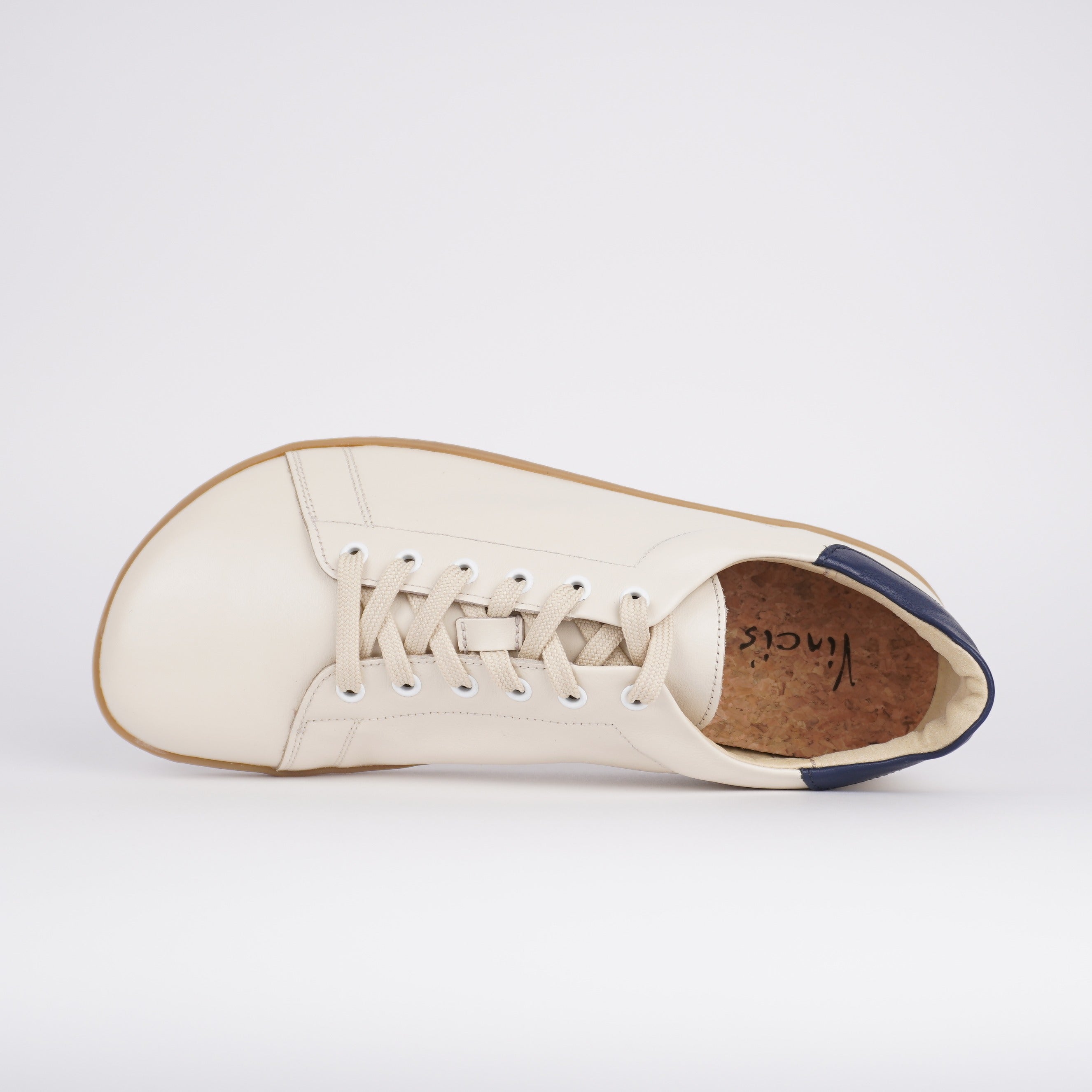 Herren Barfußsneaker aus Glattleder hellbeige mit blauer Fersenkappe, seitlich liegend