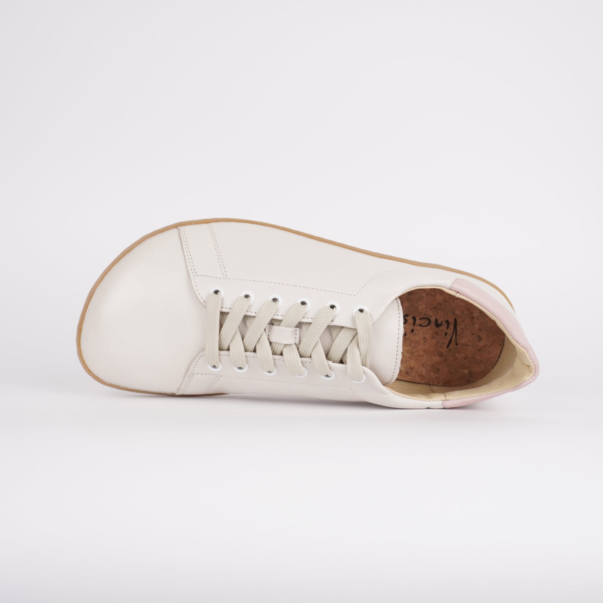 Barfußsneaker aus Glattleder in elfenbein ivory mit Fersenkappe in rosé, seitlich liegend